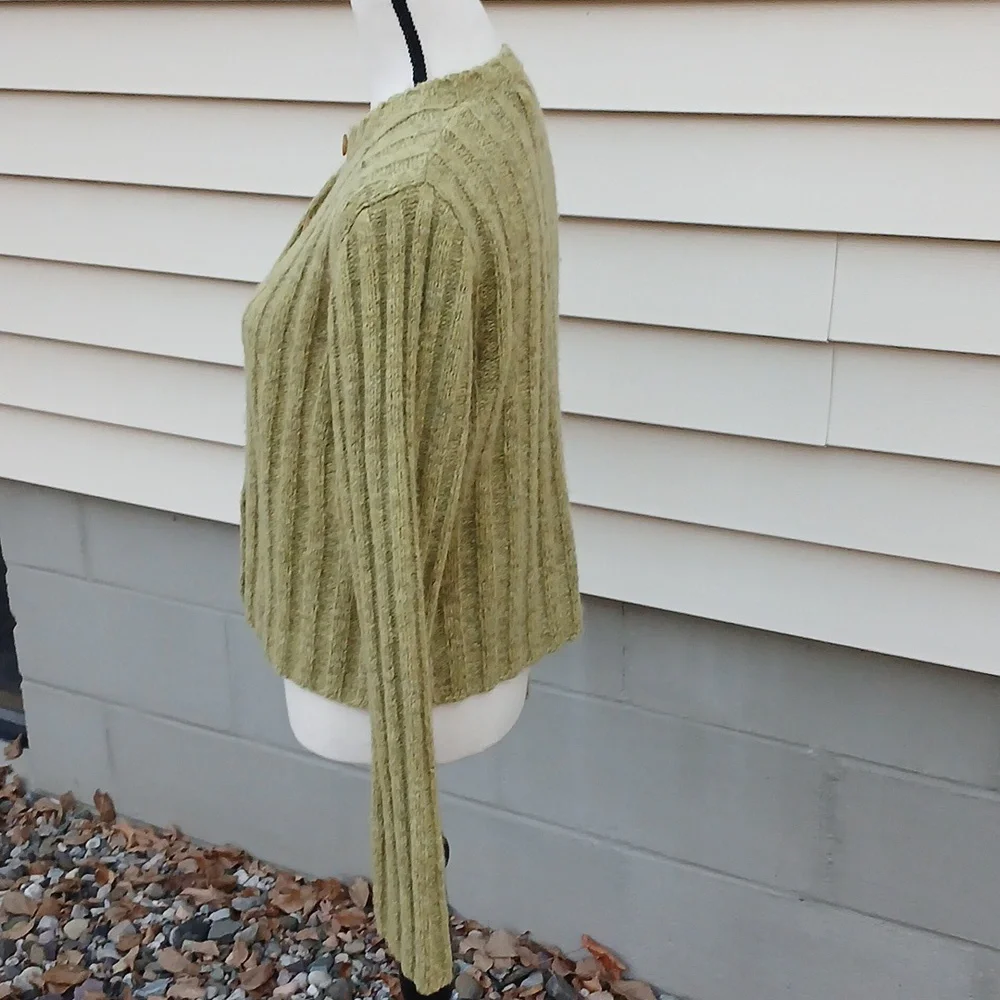 The Limited green sweater size medium - Picture 2 of 6